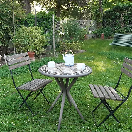 Le Petit Chemin Bed & Breakfast *